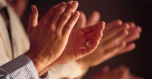 Você bate Palmas no culto? É correto aplaudir no culto? Veja o que a Biblia diz