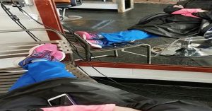 Enfermeira exausta adormece no cabeleireiro. Ao olhar para os sapatos dela a cabeleireira se emociona