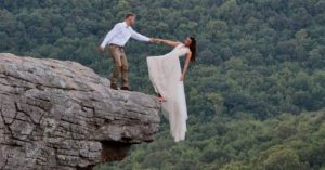Vídeo: Noivos se arriscam na beira do penhasco para tirar a foto perfeita, mas eles soltaram as mãos